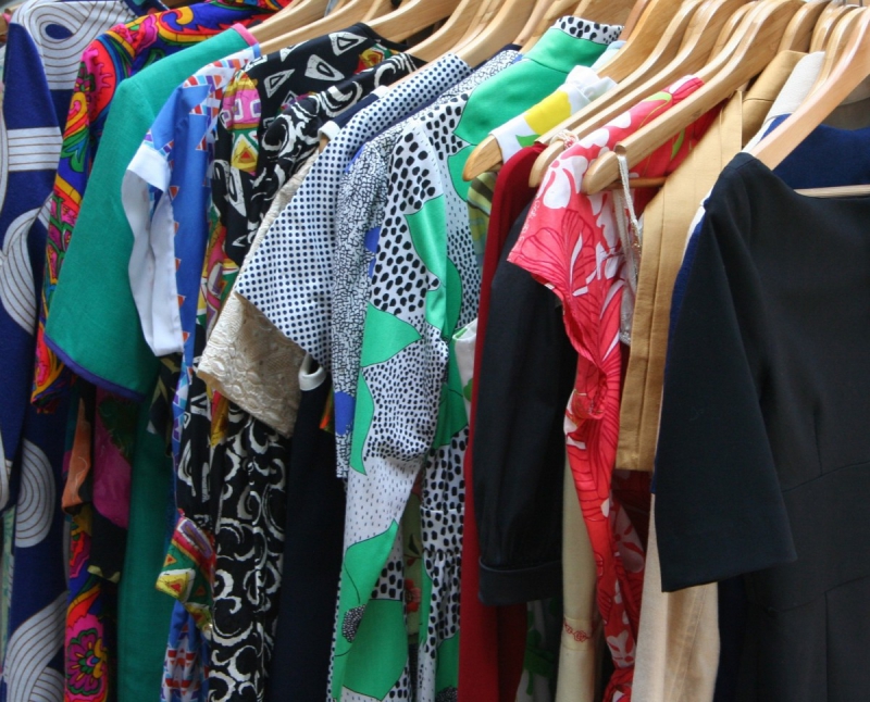vitrine-BENDEJUN-min_dresses_apparel_clothing_clothes_clothes_hangers_wooden_hangers_retail_shop_closet-1149845