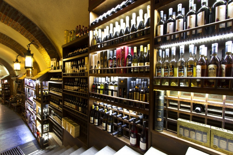 vitrine-BENDEJUN-min_world_street_travel_shop_canon_georgia_wine_bottles-429767